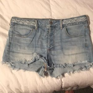 AEO Light wash denim frayed jean shorts